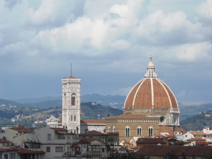 Le campanile et la coupole du Duomo s'inscrivent dans le paysage où que l'on soit.