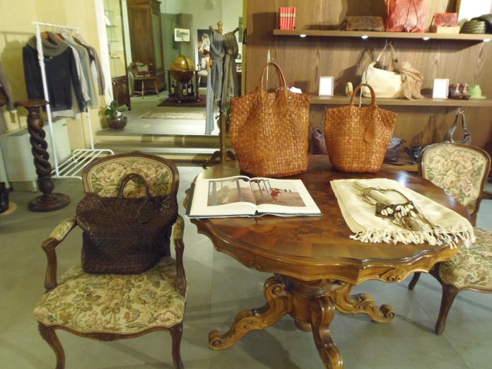 Sacs en cuir Genten tressés à la main.