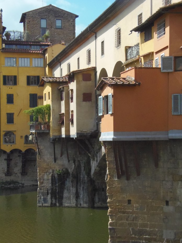 Le Corridorio Vasariano passe sur le Ponte Vecchio.