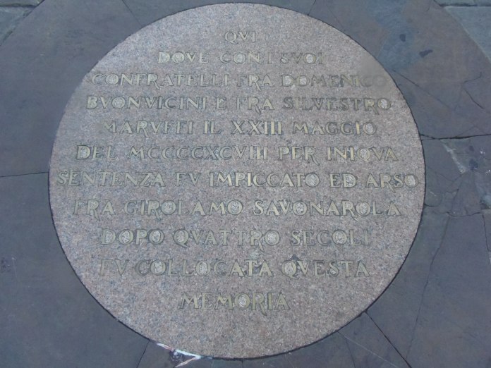 Plaque posée à l'endroit où Savonarole fut brûlé.