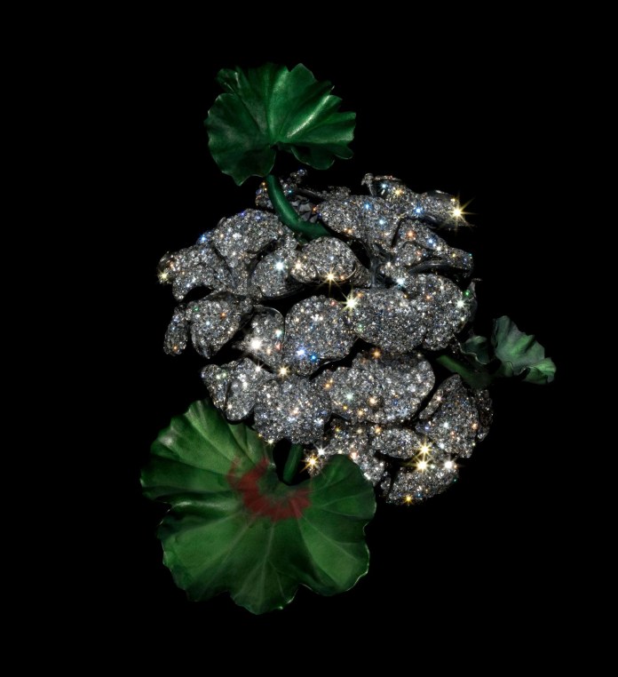 Broche géranium en diamants, aluminium, argent et or (2007). Collection privée. Photo Jozsef Tari, courtesy of JAR, Metropolitan Museum of Art.