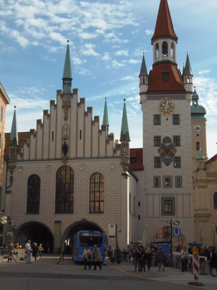 Le Altes Rathaus, ou Ancien Hôtel de Ville, borde l'un des côtés de la Marienplatz.