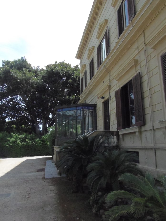 La véranda de la Villa Malfitano s'ouvre sur le parc.