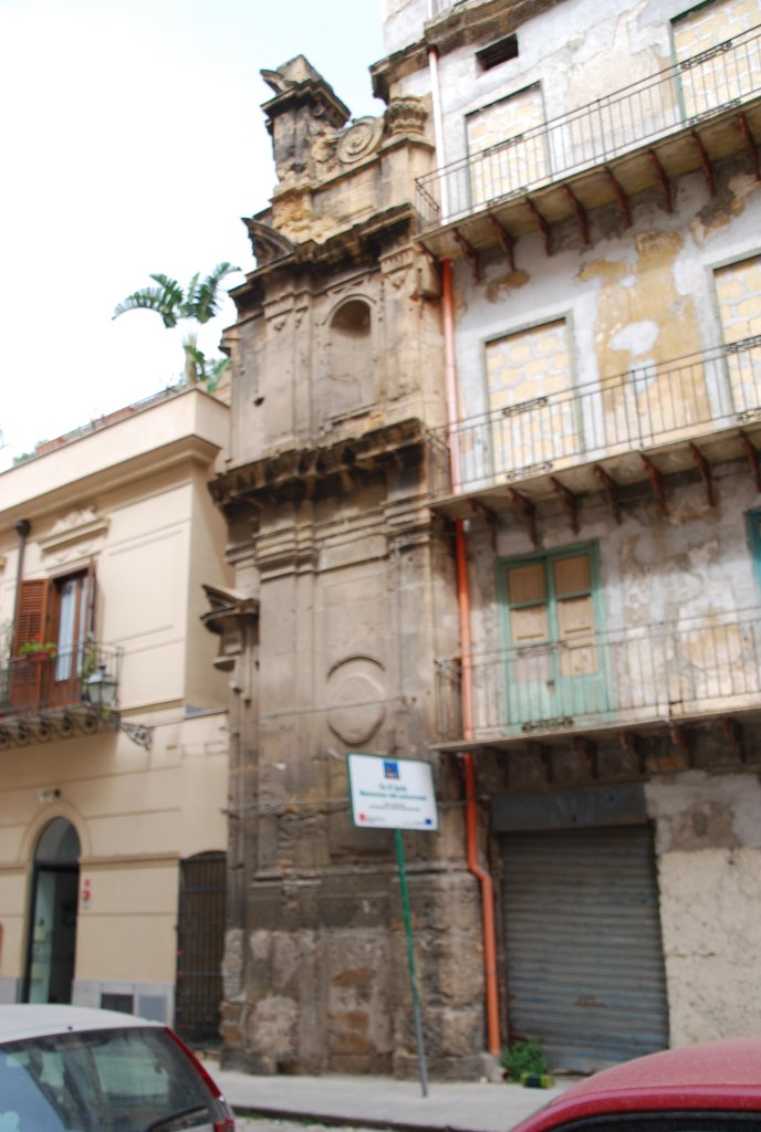 Dans le coeur historique de Palerme, seul ce bout de palais, coincé entre deux immeubles plus récents, a échappé à la destruction.