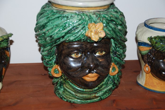 Vase en céramique en forme de visage de la Casa Merlo.