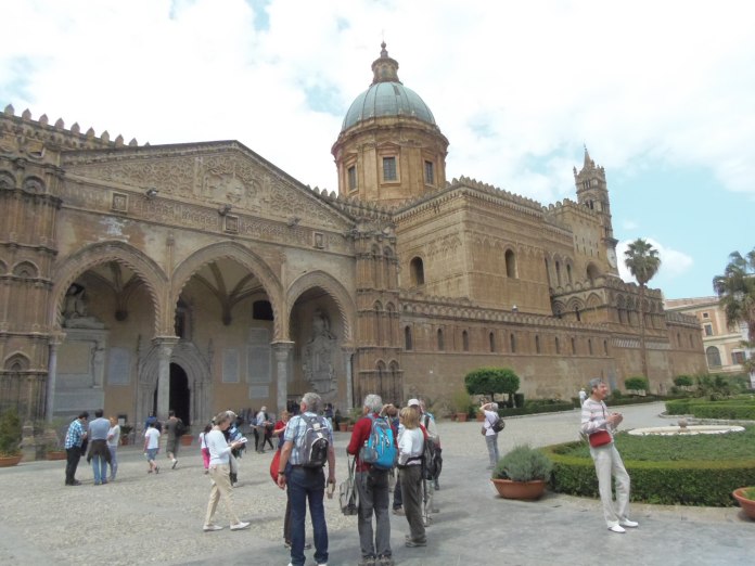Façade mouvementée de la cathédrale de Palerme.
