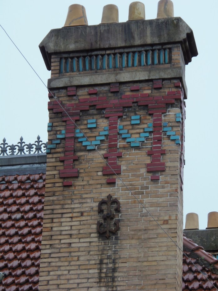Les cheminées de la villa Oustau sont décorées d'éléments en céramique.