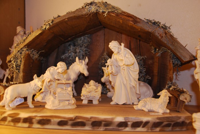 Crèche en bois sculpté à la main chez Kaiser.