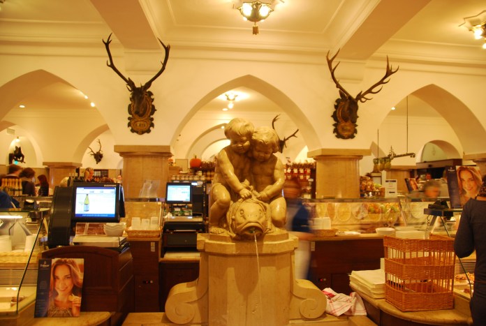 Enfilades de voûtes blanches pour les rayons de produits frais chez Dallmayr.