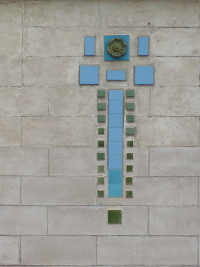 Motif en céramique ponctuant les murs de la villa Oustau.