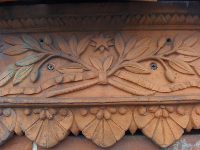 Les détails décoratifs des bâtiments avaient été soignés. Ici, il s'agit d'un motif en terre cuite qui souligne le bord de la toiture de la conciergerie.