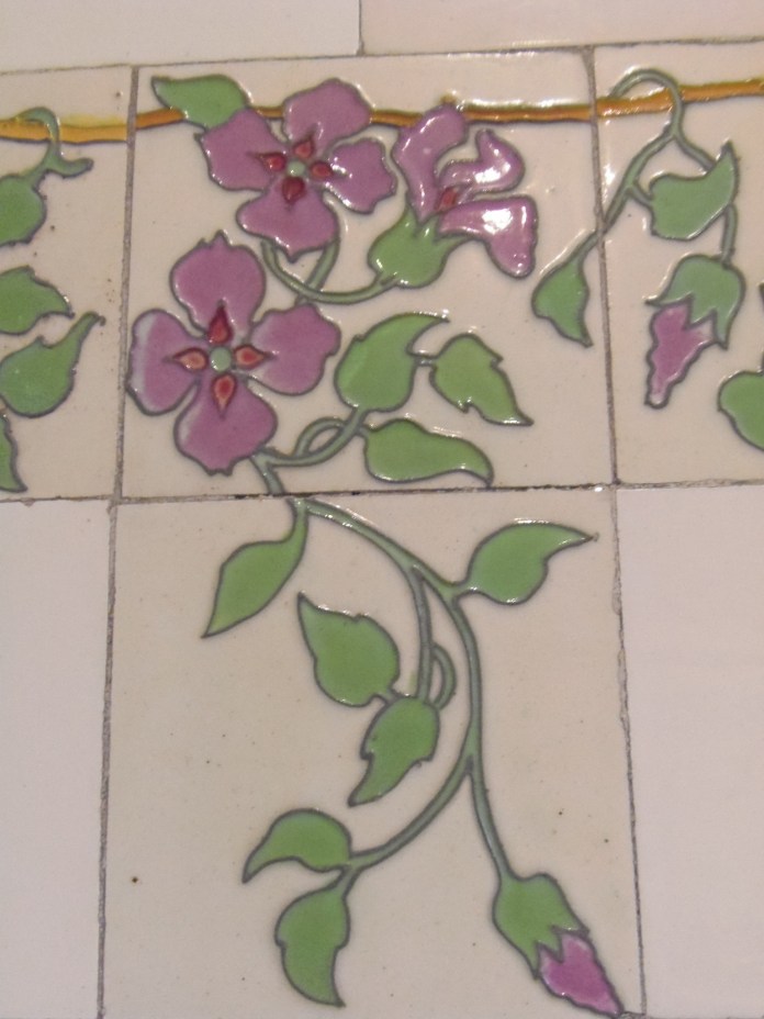 Détail de la frise fleurie de l'ancienne salle de bains.