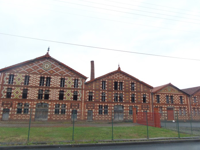 Enfilade des bâtiments de la façade de l'usine Oustau