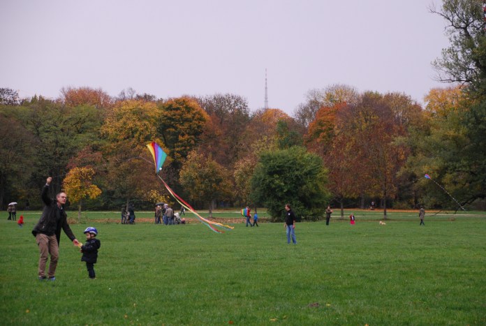 Les familles viennent s'exercer à faire planer des cerfs-volants au Englischer Garten.