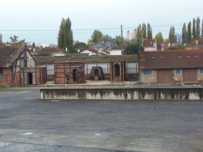 On peut encore voir les fours qui semblent attendre leur chargement.