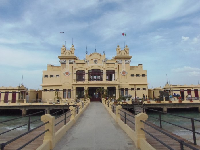 L'établissement de bains de Mondello est accessible par une passerelle qui enjambe la plage.