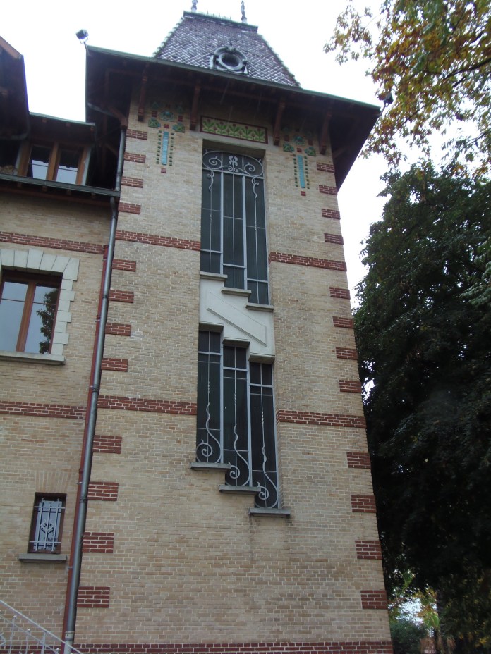 Les ouvertures vitrées de la cage d'escalier sont protégées par d'élégantes grilles en fer forgé.