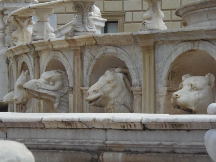 Des têtes d'animaux sculptés constituent la base de la Fontana della Vergogna, à admirer une à une.