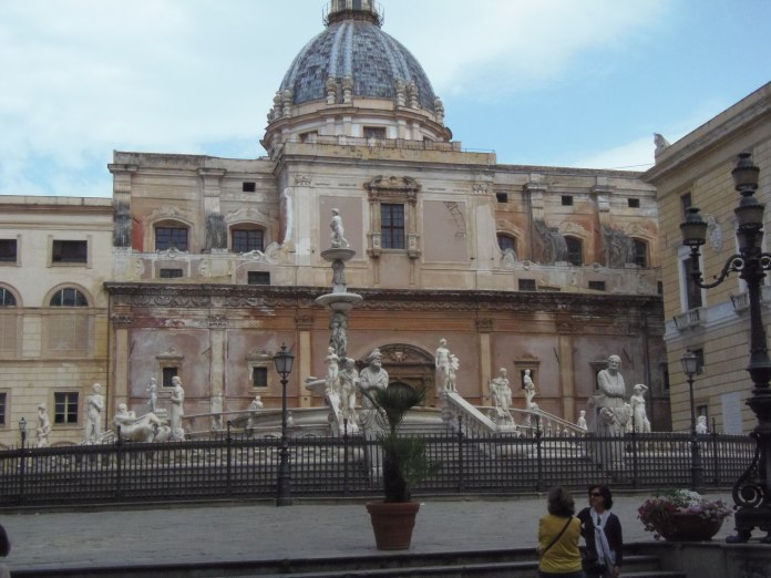 La monumentale Fontana della Vergogna se détache sur fond d'un palais qui a connu des jours meilleurs.