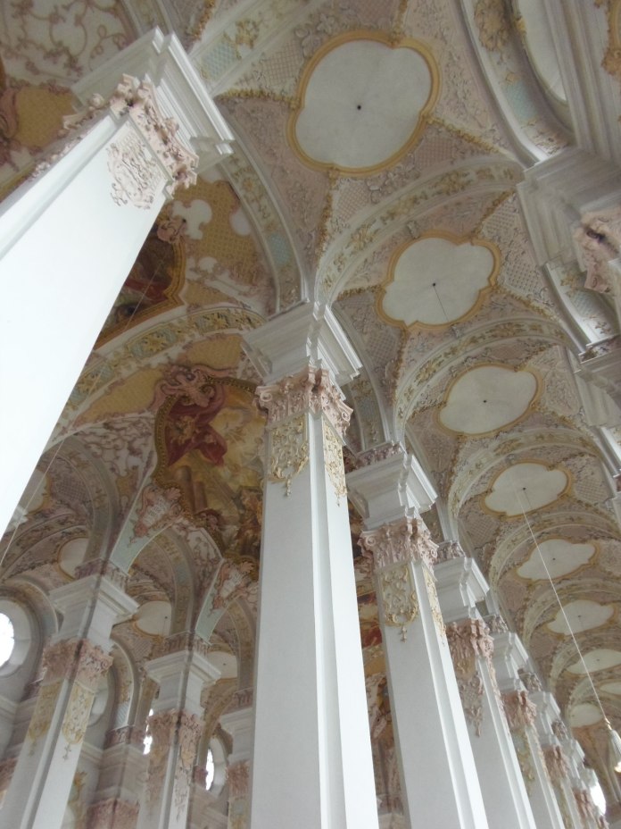 Les frères Asam ont habillé les piliers de la Heiliggeistkirche de tons très doux.