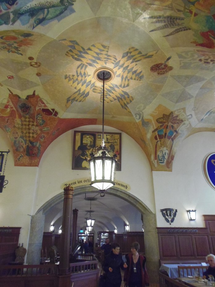 Hofbräuhaus n'est pas seulement le temple de la bière, on y sert aussi une nourriture qui tient au corps.