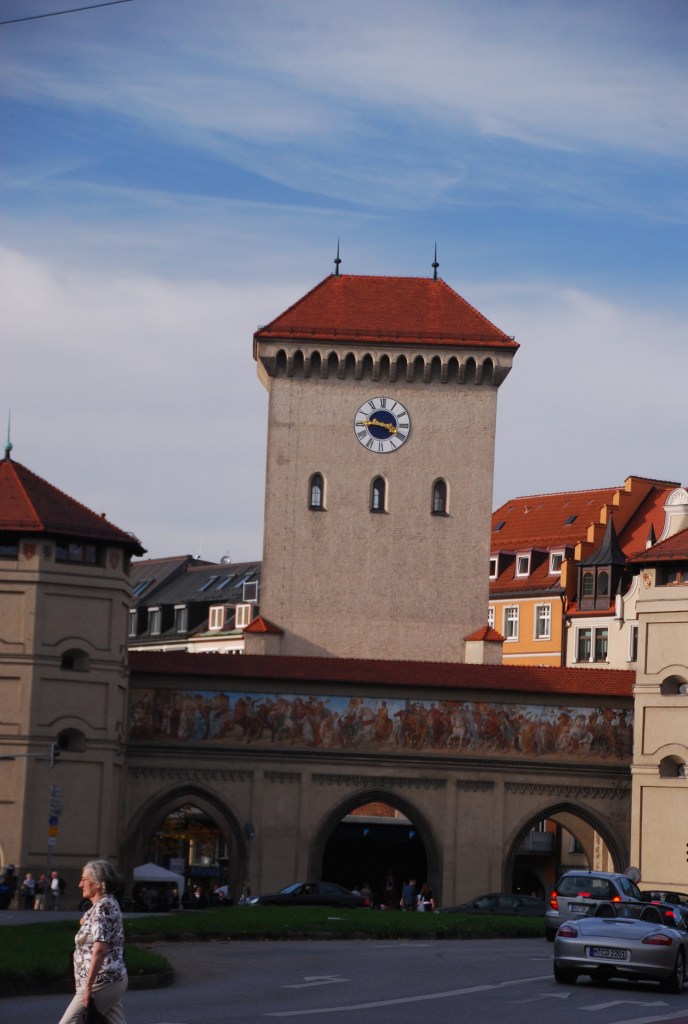Vue de l'Isartor, en venant de l'Isar. C'est l'une de trois tours qui restent du dispositif de protection de Munich.