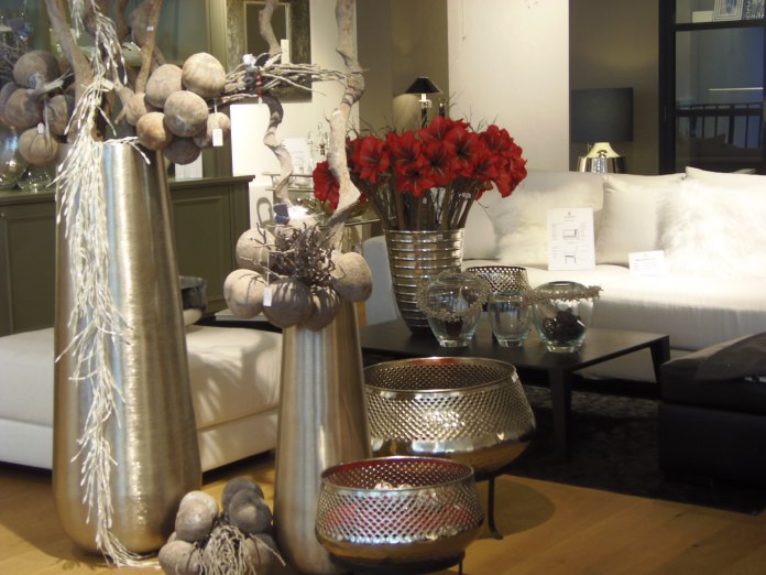 Vases et coupes en métal chez Lambert.