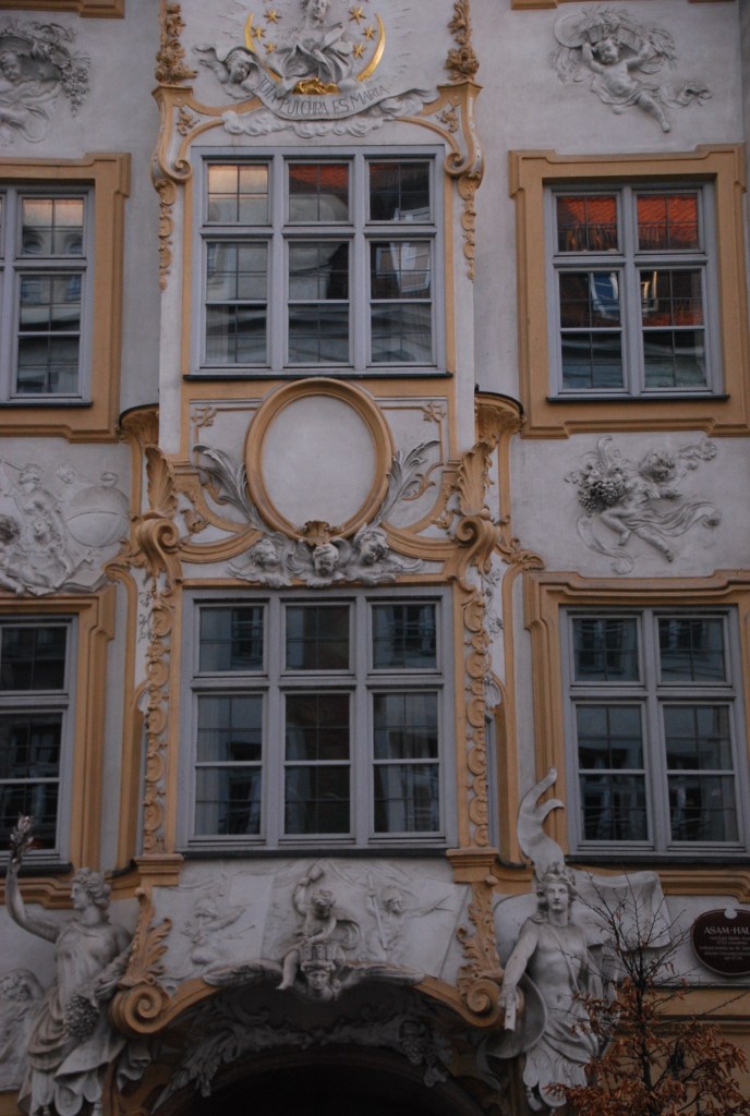 Pour leur propre maison qui jouxte la Asamkirche, les frères Asam joué sur la profusion.