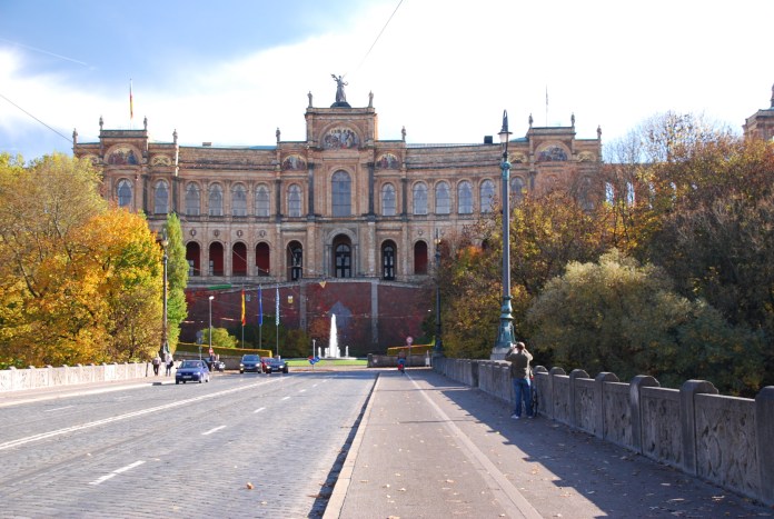 Le Maximilianeum clôt majestueusement la Maximilianstrasse.