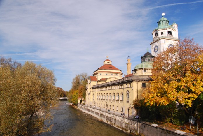 Les Müller'sches Volksbad ont été construits le long de l'Isar.