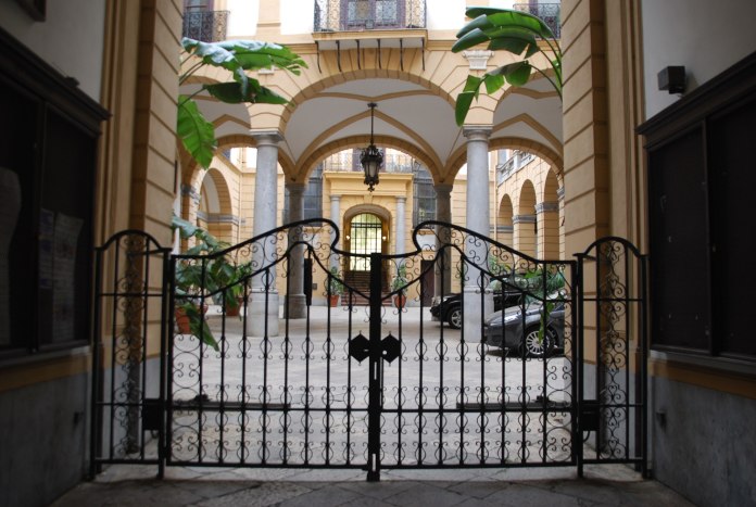 Un portail en fer forgé protège l'entrée du Palais Comitini.
