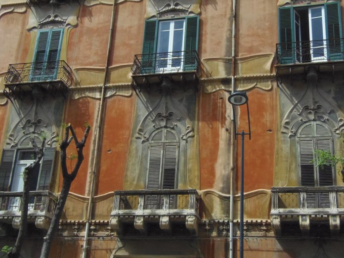 Les décors Liberty du Palazzo Dato ressortent sur un fond ocre.
