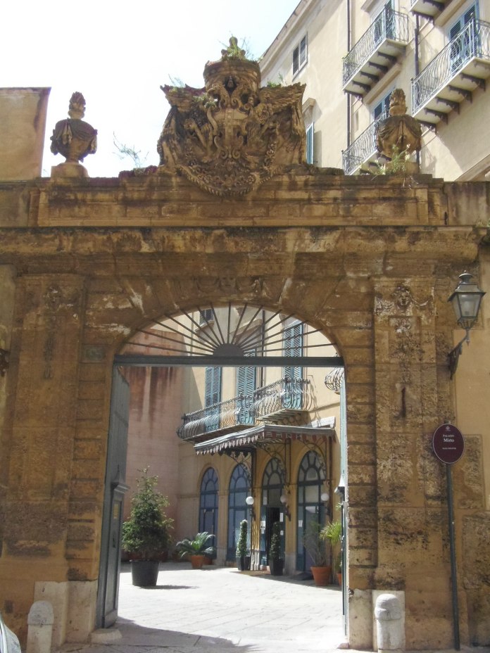 Derrière ce portail majestueux, le Palazzo Mirto renvoie aux grandes heures de Palerme.
