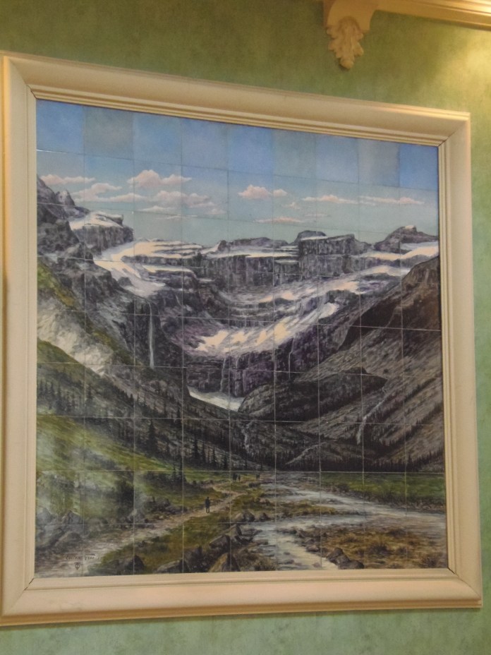L'un des quatre tableaux en céramique de Lucien Jules Gros, dans l'entrée, représentant un site des Pyrénées.