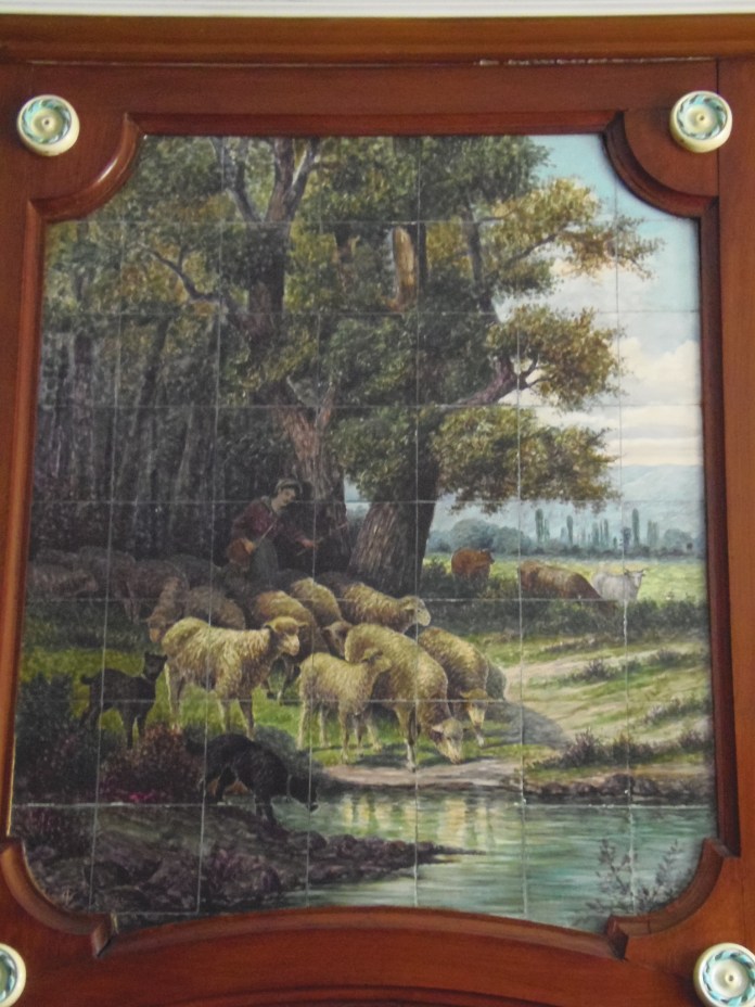 Scène champêtre en céramique au-dessus de la cheminée.