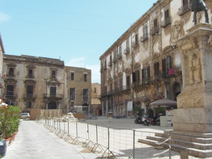 Ces immeubles décatis sont caractéristiques d'un certain abandon du patrimoine palermitain.