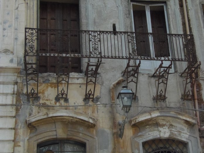 Ces balcons qui ont perdu "leur sol" ne sont pas les seuls à Palerme, dans cet état.