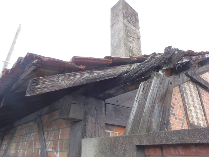 Assemblage de poutres devenu très précaire.