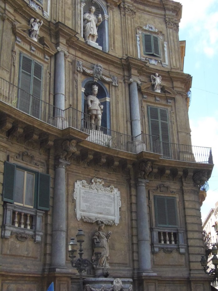 L'un des quatre immeubles aux façades très ornées du Quattro Canti.