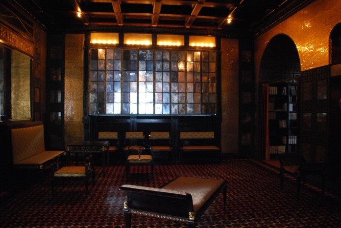 Rigueur des lignes et riches matériaux du salon de la Villa Stuck.