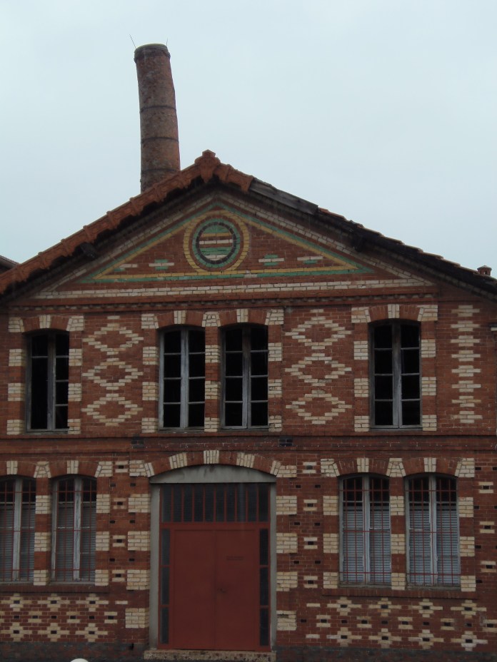 Cette seconde cheminée menace, elle aussi, de s'écrouler.