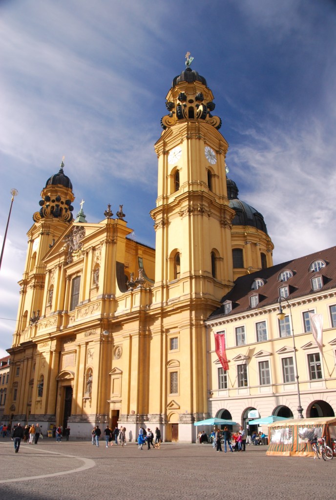 Un intérieur puissamment rococo se cache derrière la façade presque sobre de la Theatinerkirche.