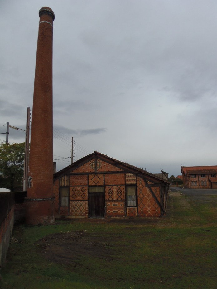 Ce n'est pas un problème de photo, cette cheminée est bien penchée.