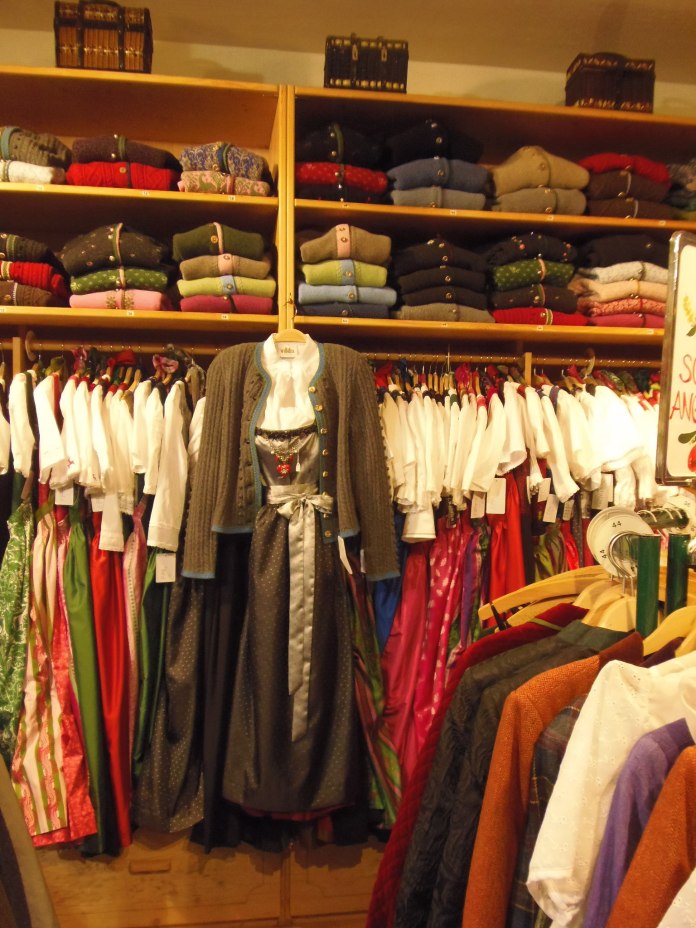 Des vêtements traditionnels pour femme uniquement chez Tracht & Mode.