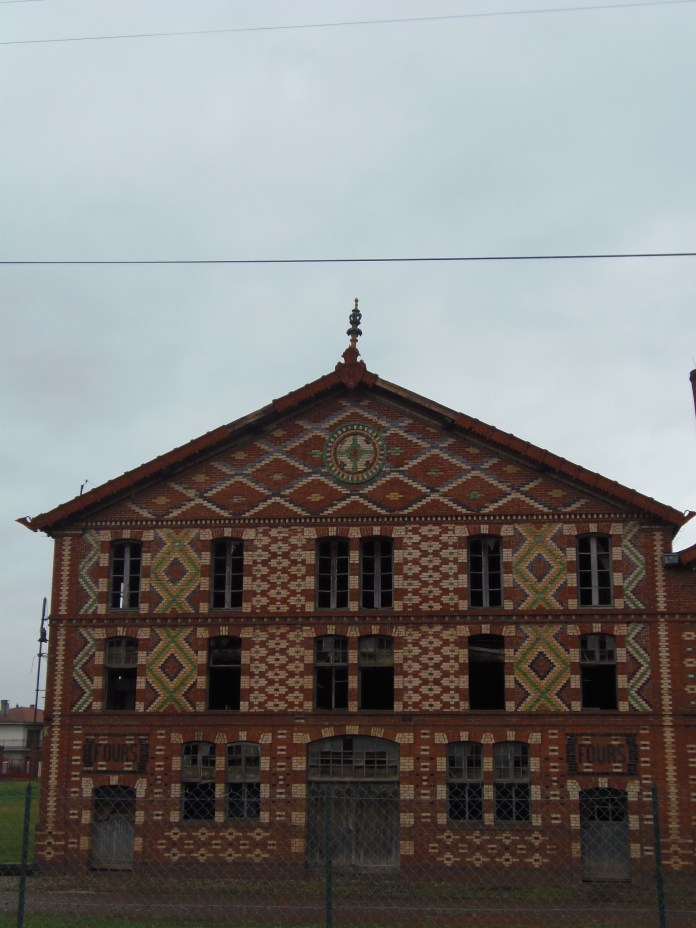 Travail soigné d'assemblage de briques vernissées de l'un des trois bâtiments de "l'usine rouge".
