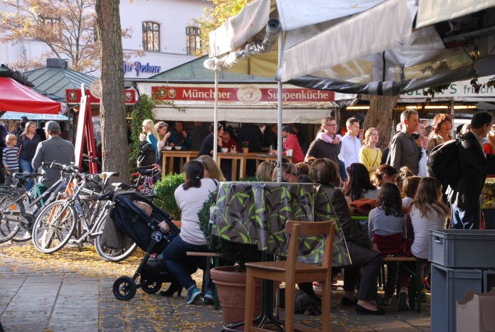 Moment de détente et de convivialité au Viktualienmarkt.