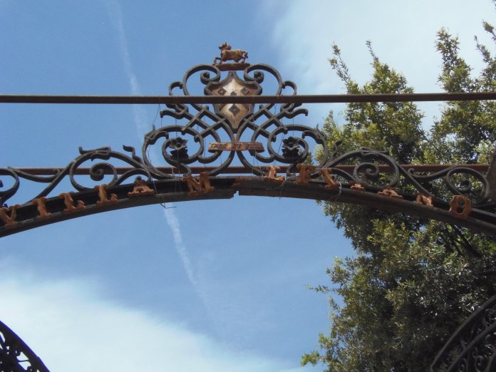 A fixer d'urgence, les lettres sur le portail de la Villa Malfitano sont en train de tomber.