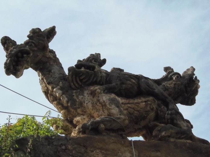 Enchevêtrement de monstres sur le mur de la Villa Palagonia.