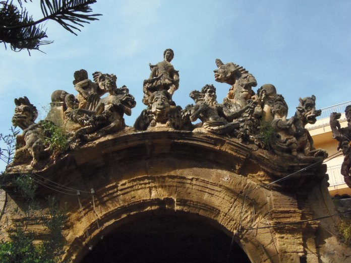 Groupe de personnages surmontant l'une des portes du jardin de la Villa Palagonia.