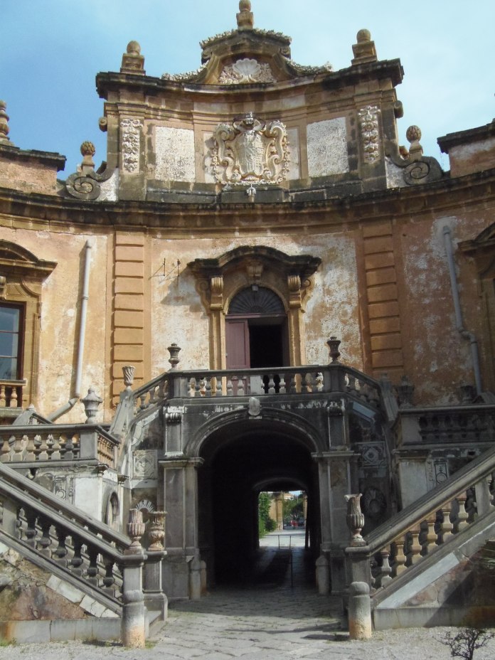 Cet escalier à double volée conduit à la grande salle aux miroirs de la Villa Palagonia.